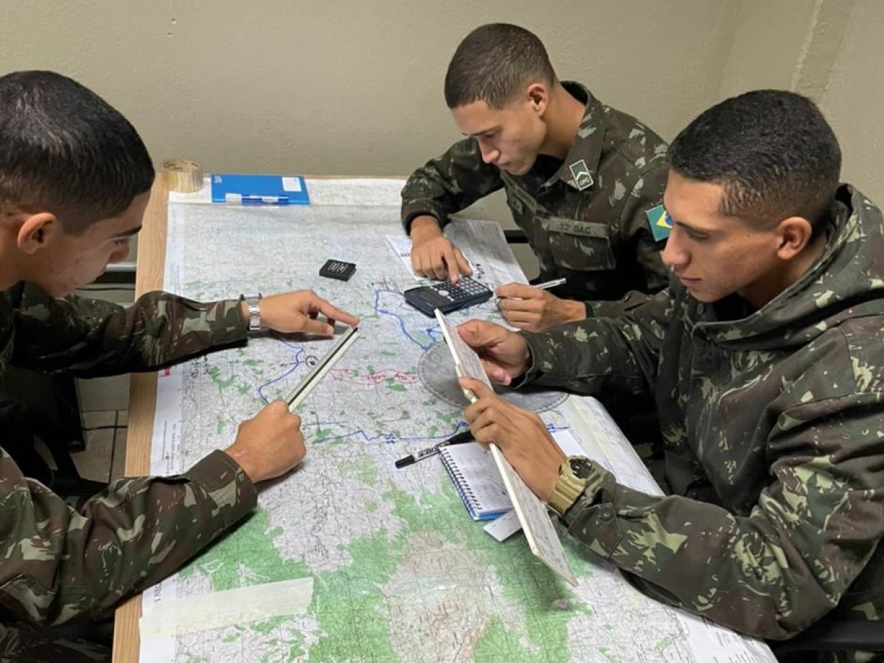 Defesanet Terrestre Grupo Faz Exerc Cio De Tiros De Artilharia Em