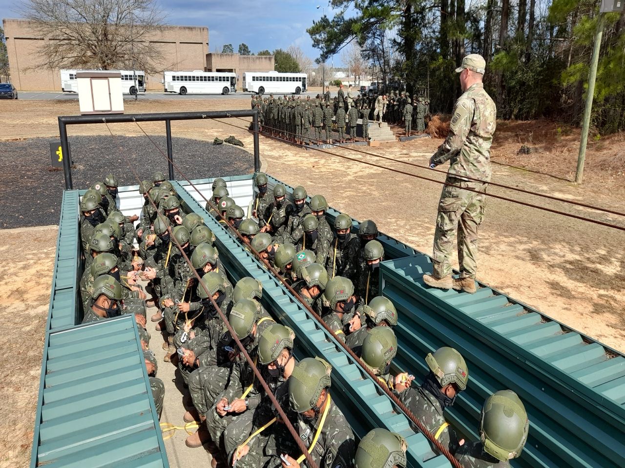 Tropas do Exército Brasileiro verificam prontidão para exercício  internacional - DefesaNet