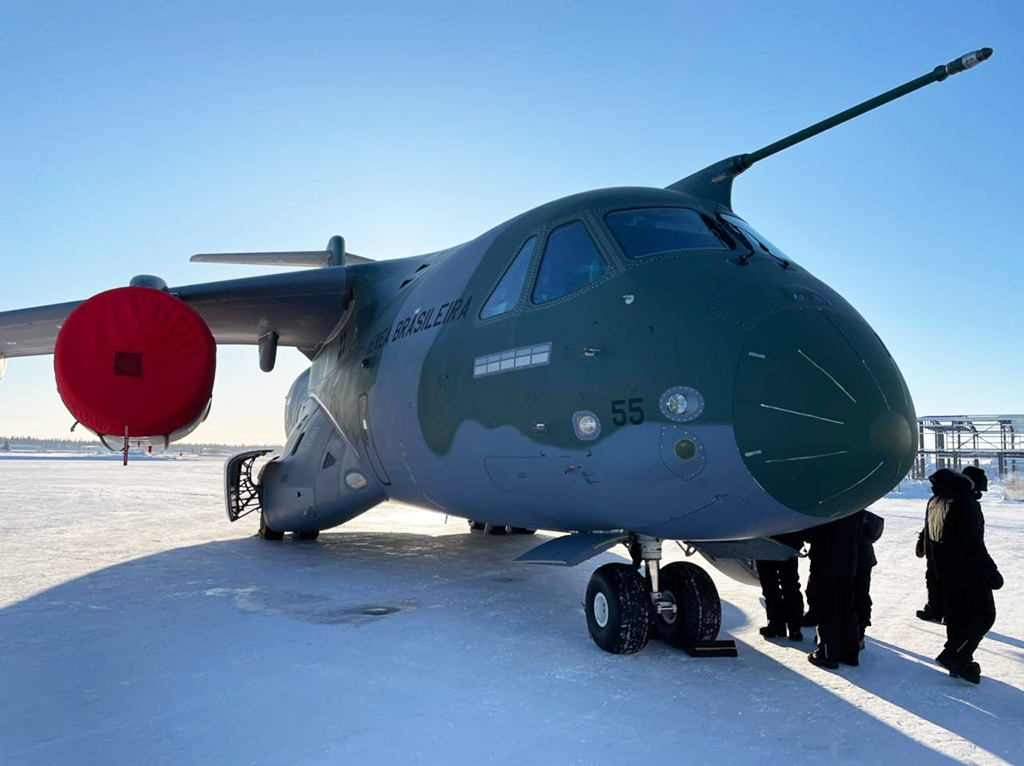 Salto de amostragem técnica na aeronave KC-390 Millenium por