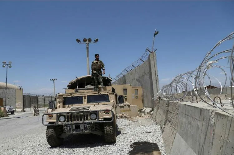 Soldados do Ex?rcito afeg?o na base a?rea de Bagram, ap?s a retirada das tropas americanas e da Otan, em Cabul, 2 jul. 2021