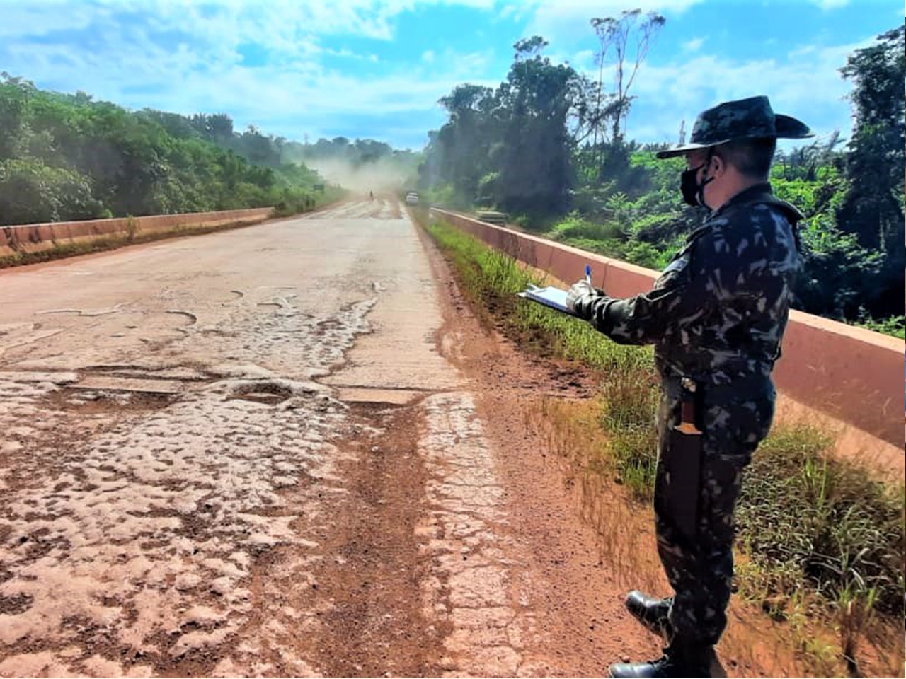 NO SEGUNDO DIA DA OPERAÇÃO TRANSAMAZÔNICA, ENGENHARIA MILITAR COMEÇA A  PALMILHAR A BR-230