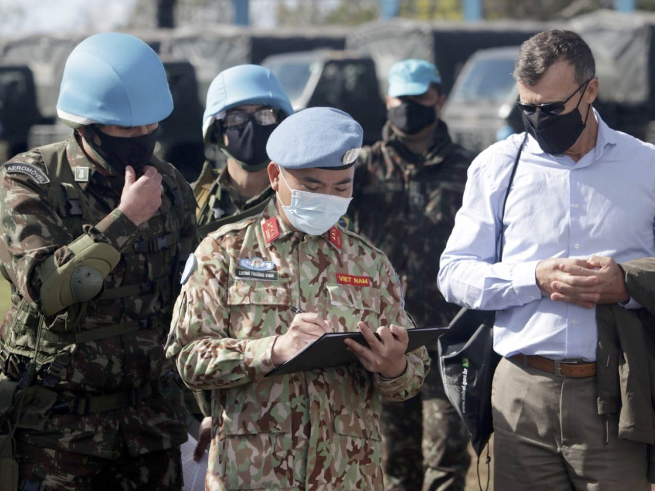 ONU inspeciona tropas da Marinha e do Exército Brasileiro