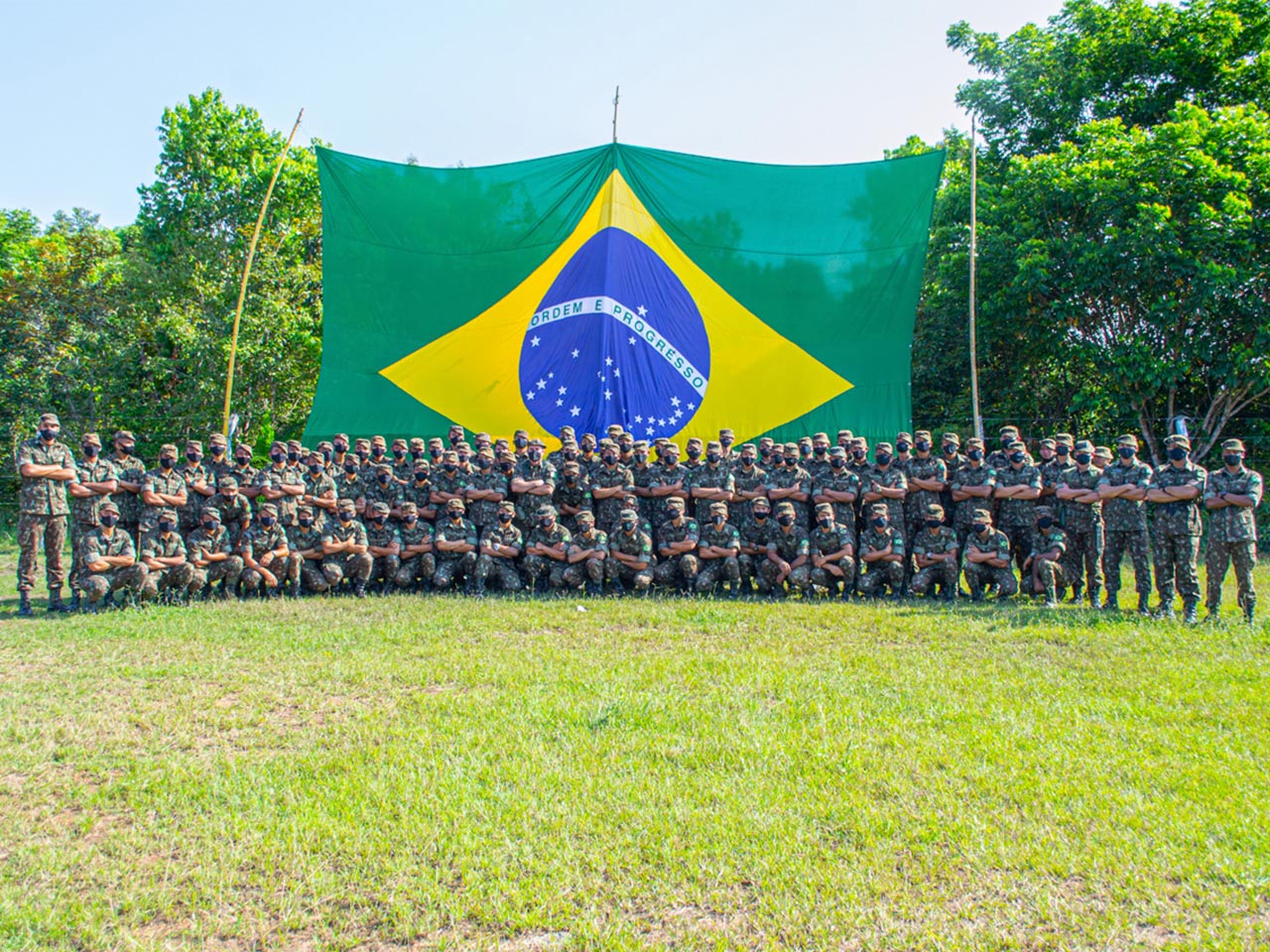 Artigo, No Dia da Bandeira, mais uma continência à bandeira