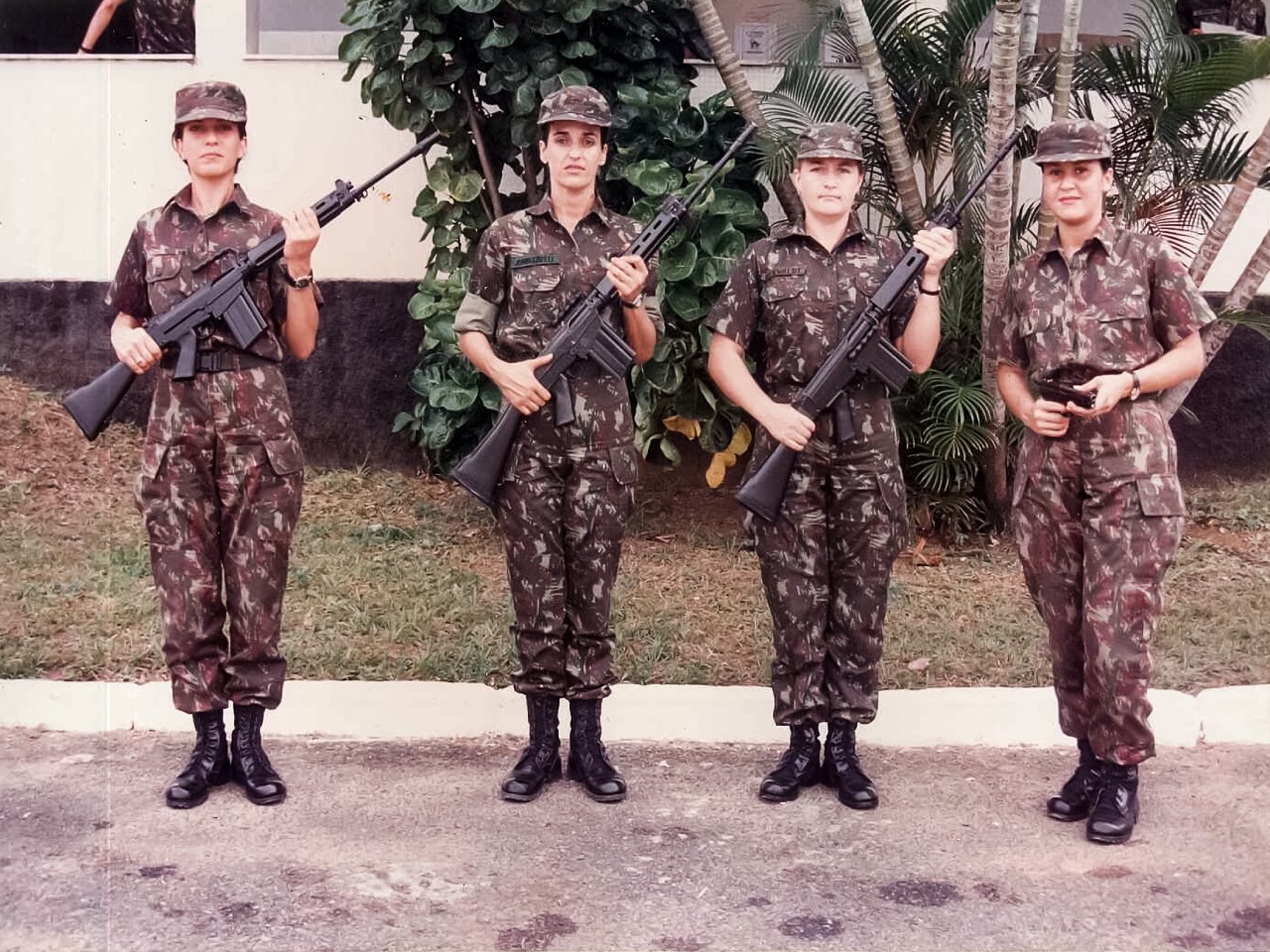 Mulheres-soldados Do Exército Brasileiro Desfilando No Dia Da