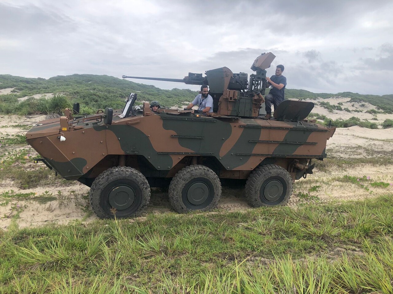 Simulador da Viatura Blindada Guarani- Veja a chamada! Em uma