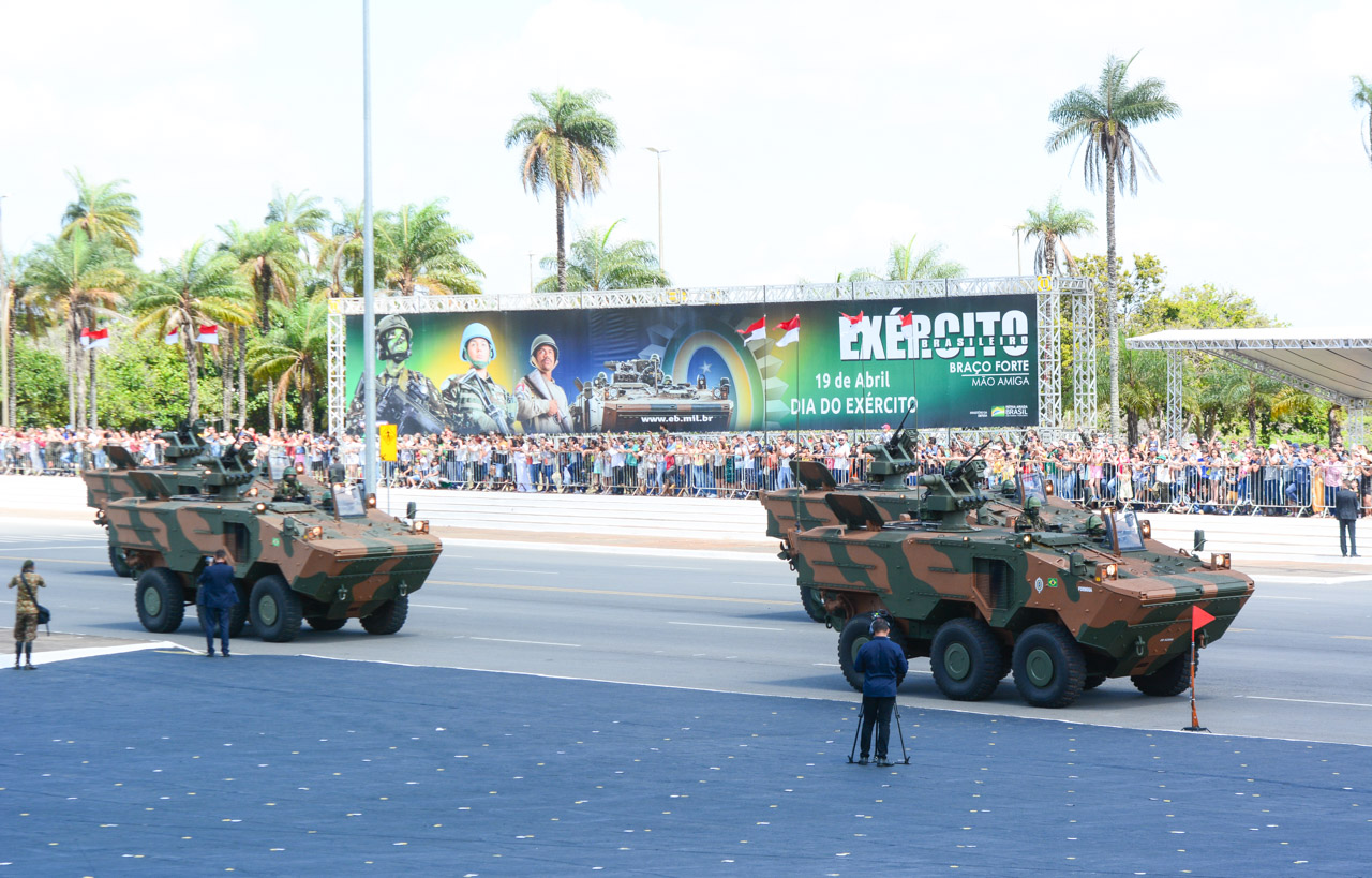 Dia do Exército é marcado por solenidade e desfile de tropa em Brasília •  PortalR3 • Criando Opiniões