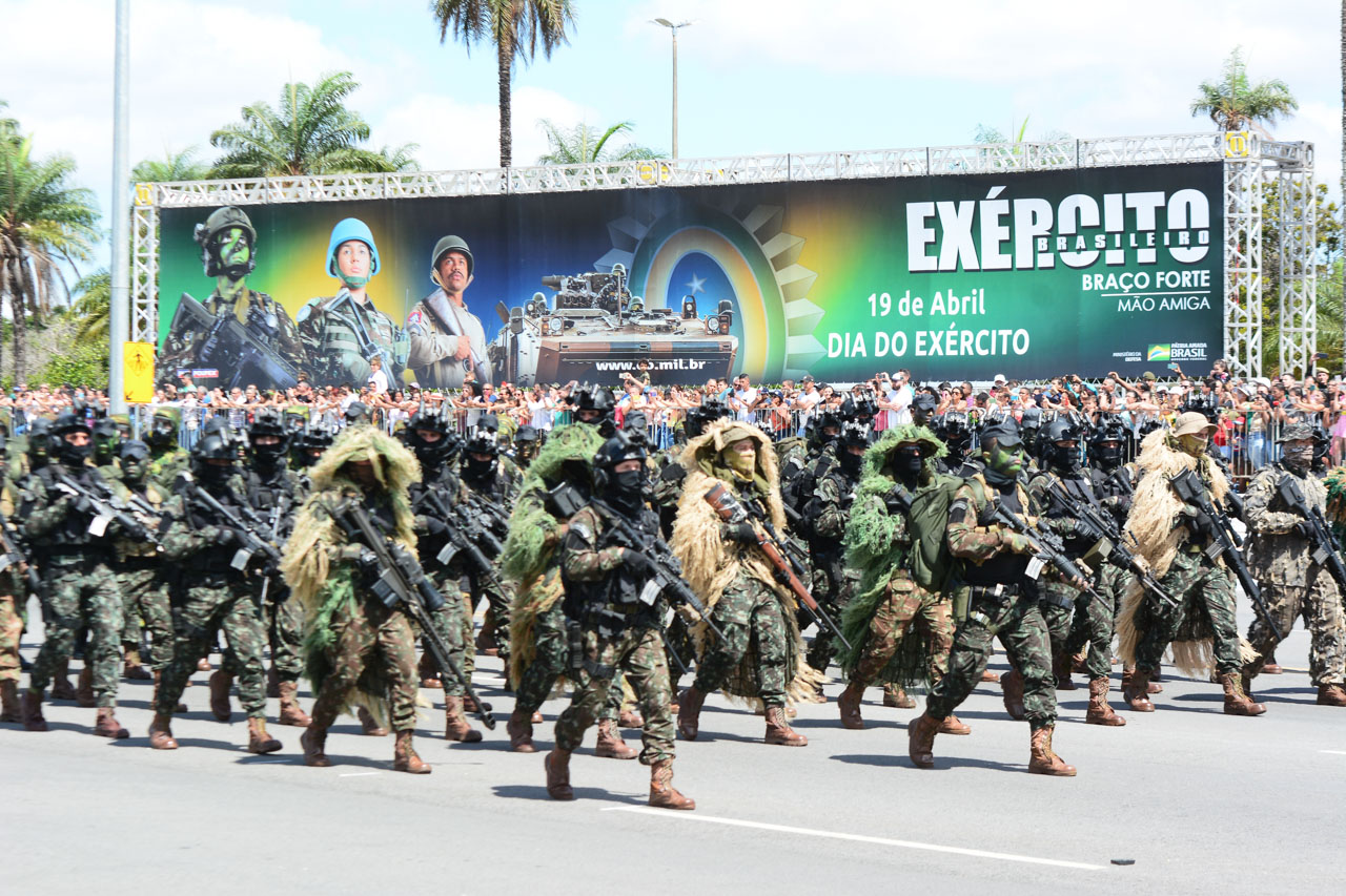 Mulheres-soldados Do Exército Brasileiro Desfilando No Dia Da