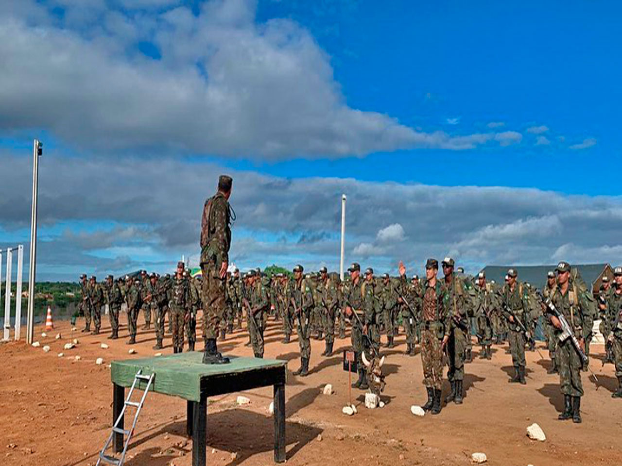 Terrestre Soldados realizam o Estágio Básico de Combatente de Caatinga Terrestre Soldados realizam o Estágio Básico de Combatente de Caatinga