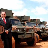 Mauricio Aveiro, presidente da OrbiSat. com as unidades do  COAAe - Centro de Operações de Artilharia Antiaérea. Foto - Orbisat