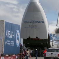 Avión Antonov cargando el satélite Arsat-1 rumbo a su lanzamiento en la Guayana Francesa