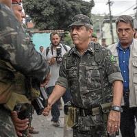 Braga Netto em visita a comunidade no Rio de Janeiro há duas semanas: entre 2003 e 2015, a principal fonte de recrutamento para as secretarias de Segurança foi a Polícia Federal (foto: Mauro Pimentel/AFP - 17/3/18)