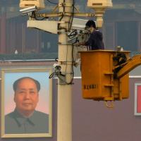 Operário conserta câmera na Praça Tiananmen, em Pequim; uigures são principal alvo do governo chinês Foto: REUTERS/Kim Kyung-Hoon