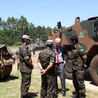Embaixador da República Federal da Alemanha no Brasil, Georg Witschel, verificando o Blindado Guarani.