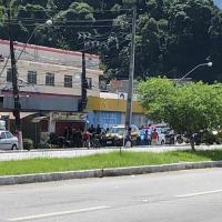 Ação criminosa aconteceu no final da manhã desta terça-feira na Rodovia Rio-Santos, na altura do Frade Troca de tiros envolveu traficantes e patrulheiros da PRF 