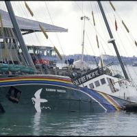 Rainbow Warrior, navio do Greenpeace, que navegava na Oceania em manifestações contra os testes nucleares franceses na Oceanis. Sofreu atentado organizado pelo Serviço Secreto Francês DGSE, no porto de Auckland, Nova Zelândia, em 1985.