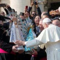 Papa Francisco acompanha troca de imagens de Nossa Senhora de Luján por capelães militares britânico e argentino, no Vaticano 30/10/2019 