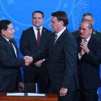 Presidente Jair Bolsonaro cumprimenta o VP Hamilton Mourão na assinatura do Conselho da Amazônia, Palácio do Planalto, 11FEV2020 Foto Agência Brasil