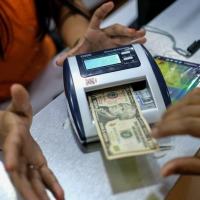 Com desvalorização do bolívar, diversas transações na Venezuela são feitas em dólar