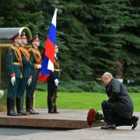 O presidente Vladimir Putin deposita flores no túmulo do soldado desconhecido em Moscou em 9 de maio de 2020