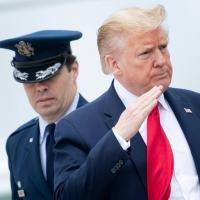O presidente dos Estados Unidos, Donald Trump, fotografado na Base da Força Aérea de Andrews em 21 de maio de 2020, em Maryland. Trump anunciou a retirada dos EUA do Tratado de Céus Abertos, assinado por mais de 30 países.