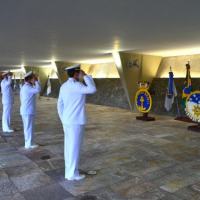  Autoridades prestam continência em homenagem aos marinheiros que pereceram ao defender a Pátria
