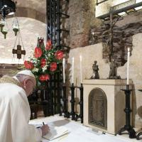 No túmulo de São Francisco, o Papa assina a Encíclica “Fratelli tutti”