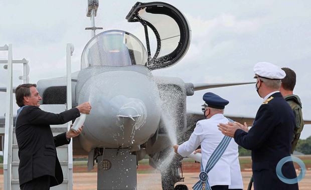 Aproveitando a cerimônia comemorativa do Dia do Aviador foi apresentado o caça F-39 Gripen da FAB
