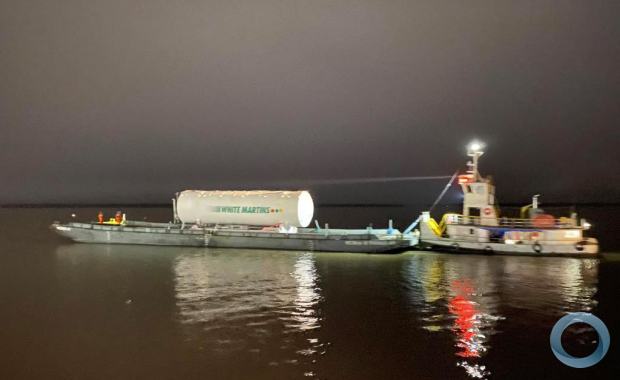 Navio-Patrulha “Pampeiro” realiza segurança da balsa com tanque de oxigênio que atenderá hospitais de Manaus (AM)