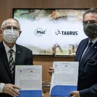 A assinatura da parceria  contou com as presenças do Diretor-Presidente da Indústria de Material Bélico do Brasil, General Aderico Mattioli, do Presidente - CEO Global - da Taurus Armas, Sr. Salesio Nuhs e Diretores das duas Empresas. Foto IMBEL