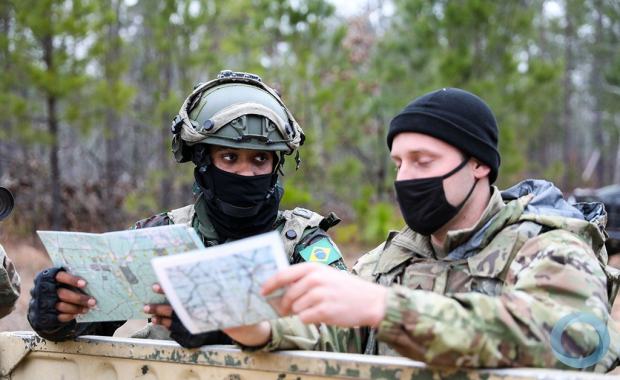 Membro da Companhia Culminating do Exército Brasileiro com militar da 82ª Divisão Aerotransportada, Brigada Pantera, na Operação Culminating em Fort Polk - Foto US Army 