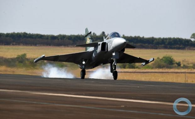 Caça F-39 Gripen pousa na pista da EMBRAER, em Gavião Peixoto. Foto EMBRAER