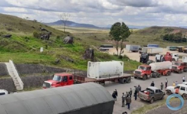 Caminhões com Oxigênio provenientes da usina SIDOR cruzam a fronteira Brasil-Venezuela, em  Pacaraima, RR.