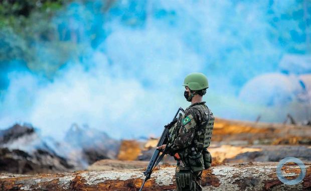 Contra o fogo. Batalhão de selva do Exército em uma das ações: com ajuda de agentes da PF e do Ibama, soldados enfrentam queimada em áreas próximas de Porto Velho, em Rondônia