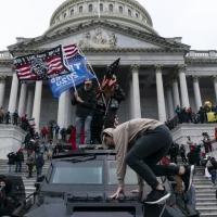 Simpatizantes do então presidente Donald Trump protestam em frente ao Capitólio, sede do Congresso americano, em 6 de janeiro de 2021, em Washington DC