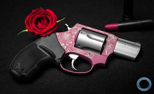 Defesanet Base Industrial Defesa Taurus Lanca Edicao Especial De Revolver No Dia Internacional Das Mulheres
