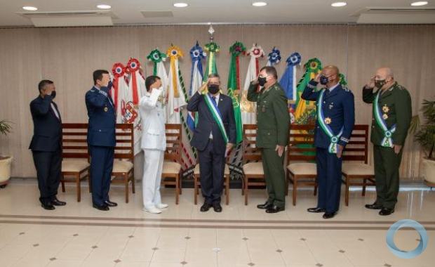 O Tenente-Brigadeiro Botelho, que se despedirá do serviço ativo da Força Aérea Brasileira (FAB), passou o cargo ao General de Exército Laerte de Souza Santos