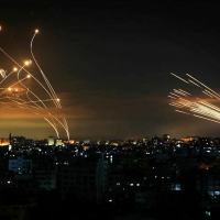 Sistema Iron Dome (Teto de Ferro) interceptando foguetes lançados desde a Faixa de Gaza. 