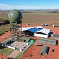 A fabricação nacional dos radares, realizada por empresa da Base Industrial de Defesa, agiliza procedimentos de assistência técnica pelo fabricante