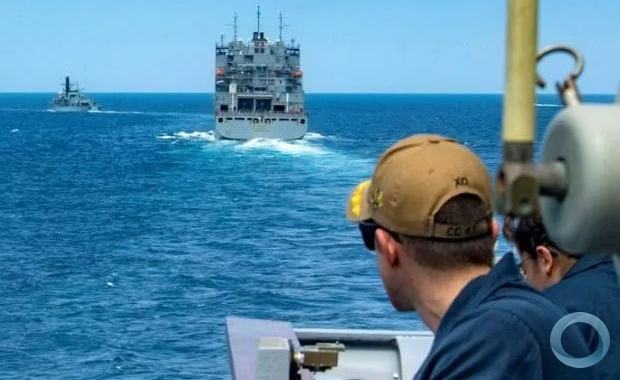 O mar de Omã está localizado entre Irã e Omã, onde se encontra o estratégico Estreito de Ormuz, pelo qual transita boa parte do petróleo mundial e onde está presente uma coalizão liderada pelos Estados Unidos