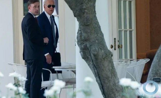 O assessor de Segurança Nacional dos EUA, Jake Sullivan (E), e o presidente Joe Biden em 27 de julho de 2021 na Casa Branca