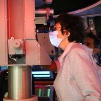  Embaixadora Brigitte Collet observa ao periscópio do simulador tático
