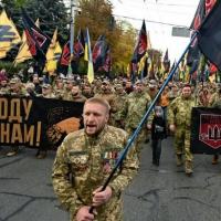 Veteranos de guerra participam de marcha de movimentos nacionalistas em Kiev, em 14 de outubro de 2021 (AFP/Sergei SUPINSKY)