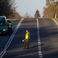 Controle da polícia polonesa na fronteira em 10 de novembro de 2021 (AFP/Wojtek Radwanski)