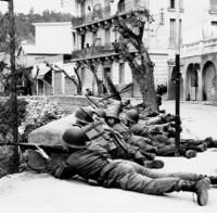 Tropas francesas no distrito de Bab-El-Oued, em Argel, em março de 1962. Fotografia: AP 