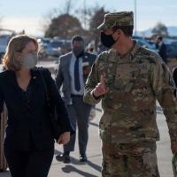 Vice-secretária de Defesa dos EUA, Kathleen Hicks, conversa com vice-comandante do Comando de Treinamento e Prontidão Espaciais, brigadeiro Todd Moore, durante visita a Base da Força Espacial no Colorado