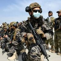 Membros da unidade militar talibã Badri 313 no aeroporto de Cabul, 31 de agosto de 2021 (AFP/WAKIL KOHSAR)