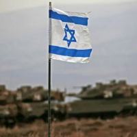 Tanques israelenses perto do assentamento de Ramat Trump, no território ocupado das Colinas de Golã (AFP/JALAA MAREY)