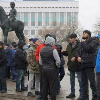  Dezenas de pessoas participam de protestos em Almaty, no Cazaquistão. Abduaziz Madyarov AFP 