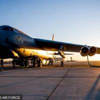 O avião bombardeiro B-52H Stratofortress é preparado para teste do míssil hipersônico AGM-183A na Califórnia (EUA)