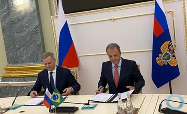 Os representantes da Procuradoria-Geral da República do Brasil e da Procuradoria-Geral da Federação da Rússia, assinam o acordo de cooperação. Foto SCI